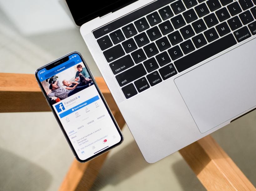 Como atrair clientes: imagem de um notebook e de um celular com a tela do facebook
