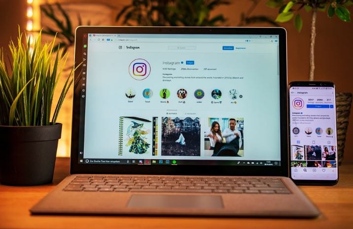 Instagram Creator Studio: imagem de um notebook, em cima da mesa, com a tela aberta no Instagram e um celular ao lado com a tela no Instagram também.