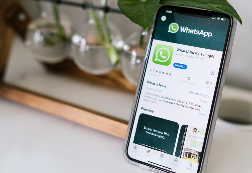 Novidades do WhatsApp: imagem de um celular apoiado em cima de uma mesa com a tela do whatsapp aberta