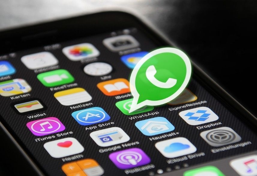 Como fazer catálogo no WhatsApp: imagem da tela de um celular mostrando vários aplicativos, dentre todos o WhatsApp está em destaque saltando da tela