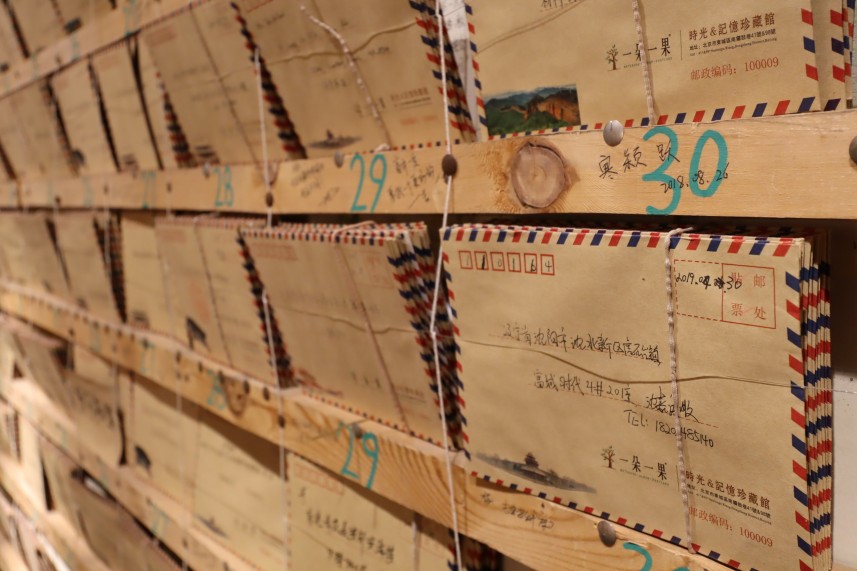 LinkedIn inMail header: A imagem mostra uma estante marrom, nela estão vários envelopes com detalhes em suas pontas nas corres vermelhas e verde. Esses envelopes também são marrom e são cartas que serão enviadas pelos correios.