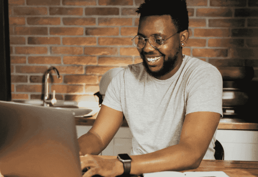 Isca digital: um homem está diante do computador sorrindo, enquanto mexe no teclado.