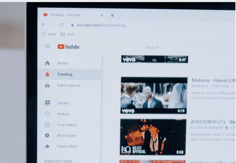Como_Postar_Vídeo_no_Youtube: tela do YouTube com uma série de vídeos e um índice na esquerda da plataforma indicando caminhos de visualização de conteúdo.