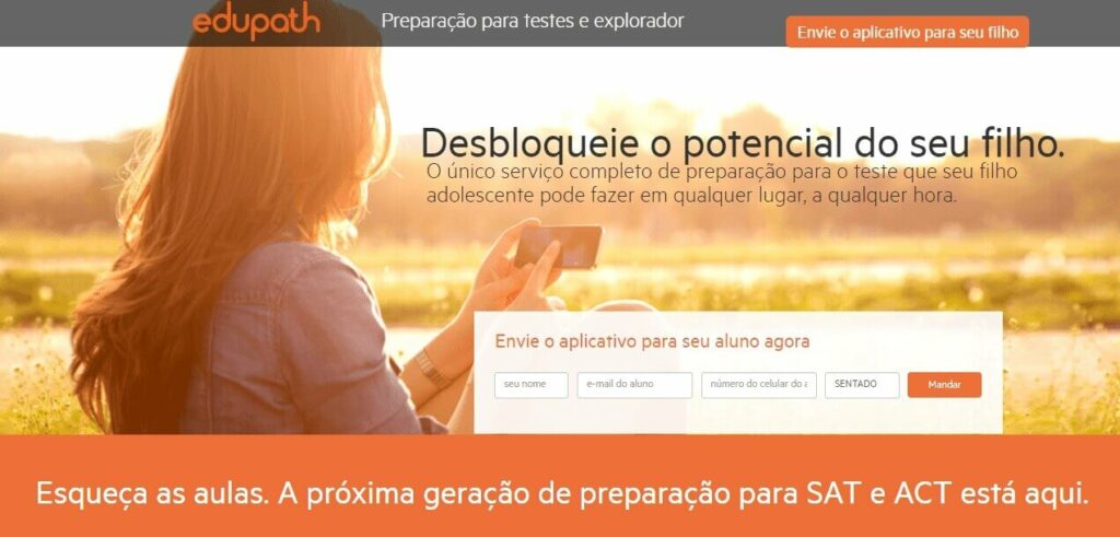 landing page exemplos: imagem da página da edupath com uma mulher sentada no pôr do sol, mexendo em um celular com o título desbloqueie o potencial do seu filho