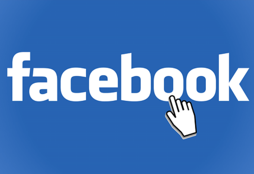 facebook business: imagem com o logotipo do facebook em branco, a cor azul no funco e uma mãozinha de mouse passando por cima do logo